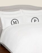 Komplet białej adamaszkowej pościeli personalizowanej ZOE