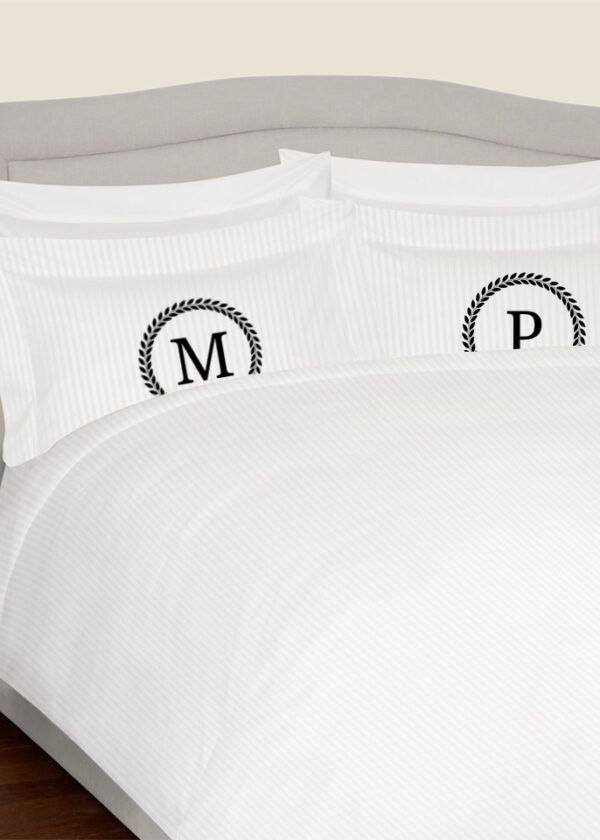 Komplet białej adamaszkowej pościeli personalizowanej ZOE