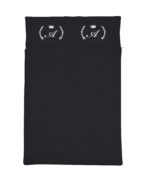 Komplet czarnej satynowej pościeli personalizowanej LAUR