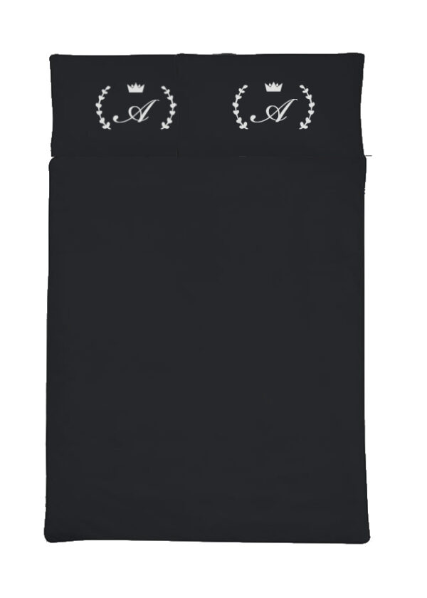 Komplet czarnej satynowej pościeli personalizowanej LAUR