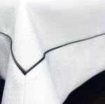 Obrus Veneto Bianco - czarna lamówka