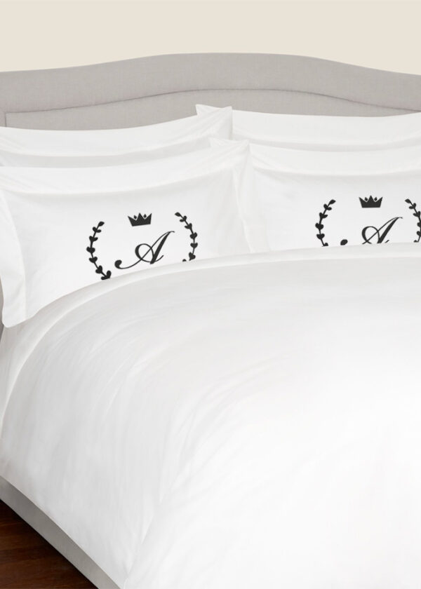 Komplet białej satynowej pościel personalizowanej LAUR