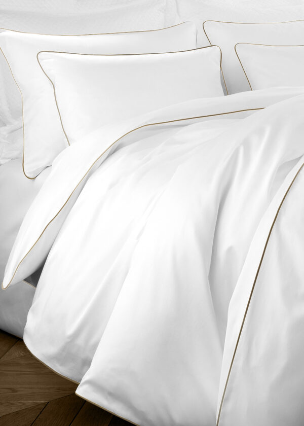 Pościel satynowa SAN ANTONIO – biała z beżową lamówką