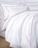 Pościel satynowa SAN ANTONIO - biała z fuksjową lamówką