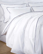 Pościel satynowa SAN ANTONIO - biała z lamówką navy blue