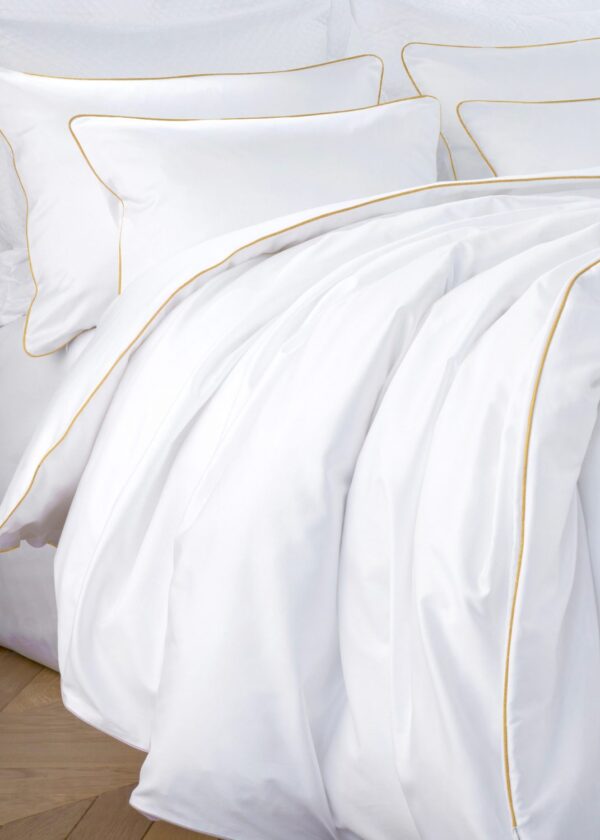 Pościel satynowa SAN ANTONIO - biała ze złotą lamówką