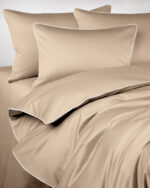 Pościel satynowa SAN ANTONIO - sandy beige z białą lamówką