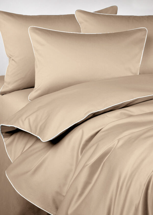 Pościel satynowa SAN ANTONIO - sandy beige z białą lamówką