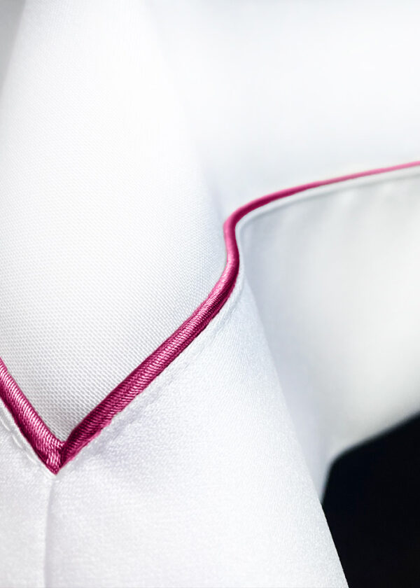 Obrus Veneto Bianco – fuksjowa lamówka