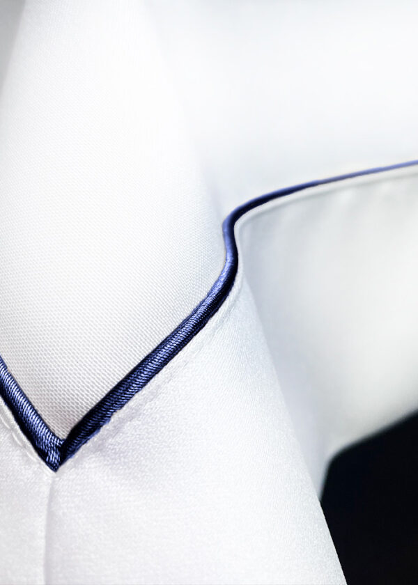 Obrus Veneto Bianco - lamówka navy blue