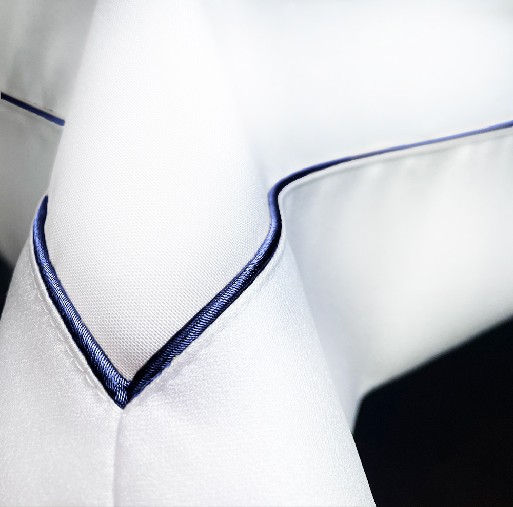 Obrus Veneto Bianco - lamówka navy blue