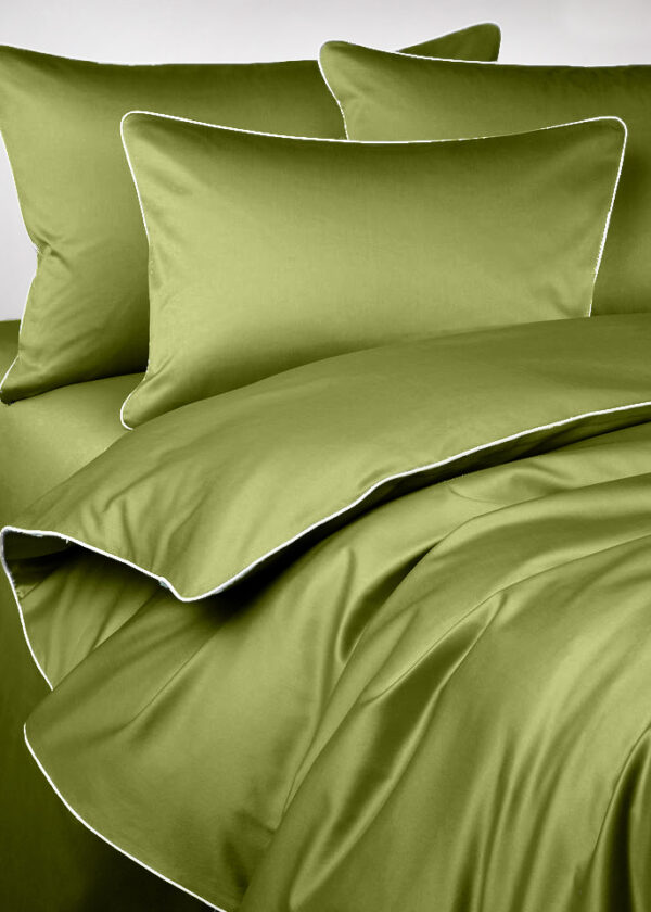 Pościel satynowa SAN ANTONIO - oliwkowy z białą lamówką