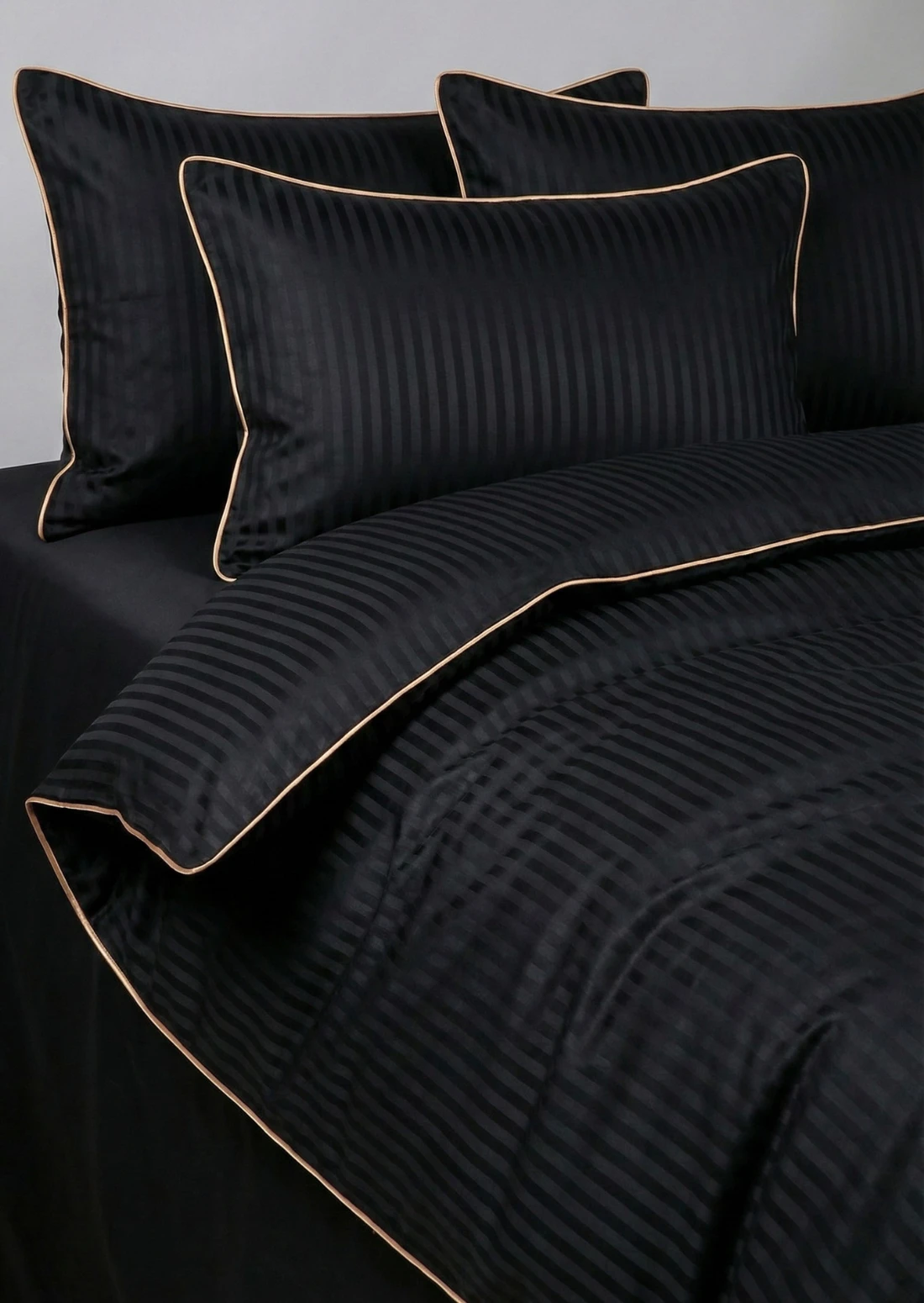 Pościel adamaszkowa SAN ANTONIO – czarna ze złotą lamówką