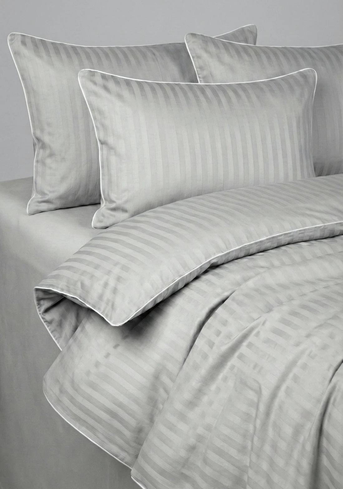 Pościel adamaszkowa SAN ANTONIO – szary jasny z białą lamówką