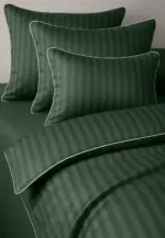 Pościel adamaszkowa SAN ANTONIO – butelkowa zieleń z białą lamówką