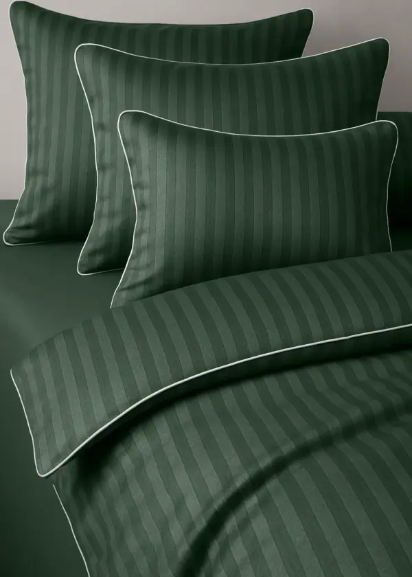 Pościel adamaszkowa SAN ANTONIO – butelkowa zieleń z białą lamówką