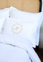 Komplet białej adamaszkowej pościeli personalizowanej CAMO