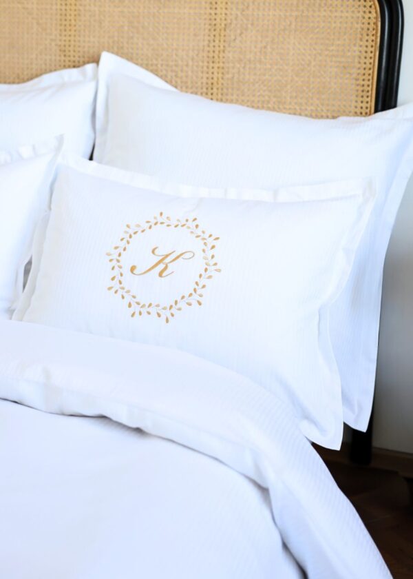 Komplet białej adamaszkowej pościeli personalizowanej CAMO