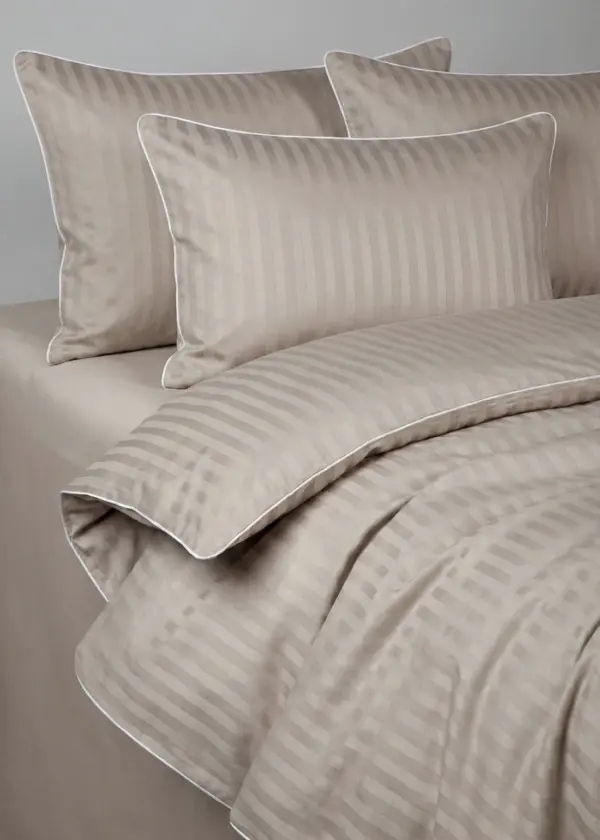 Pościel adamaszkowa SAN ANTONIO – latte beż z białą lamówką