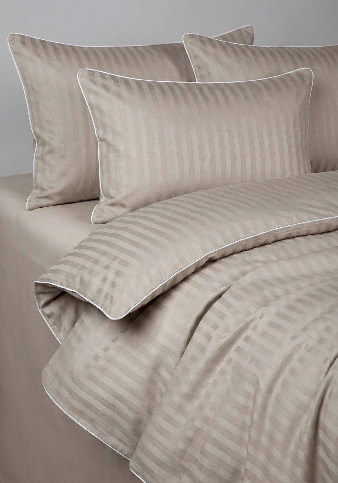 Pościel adamaszkowa SAN ANTONIO – latte beż z białą lamówką